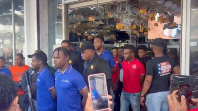 Photo of Migración irrumpe en tienda china y expulsa a empleados haitianos indocumentados